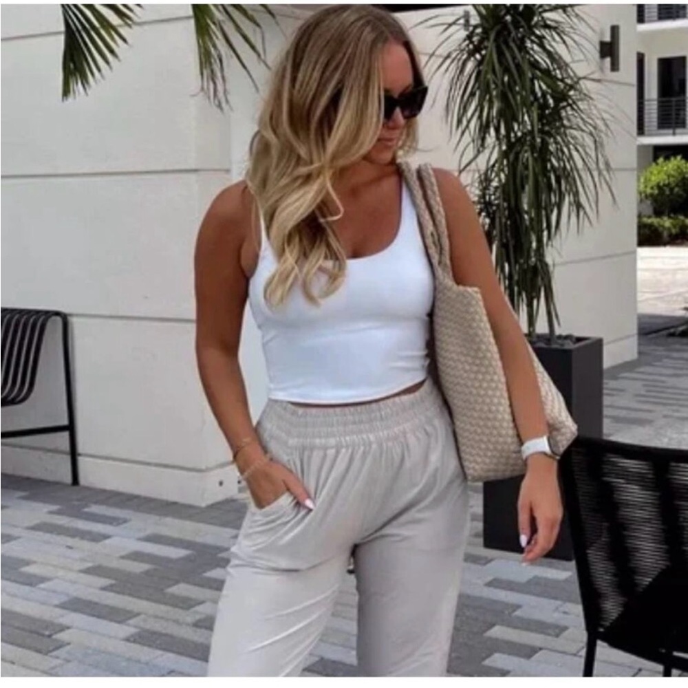 Vuori Daily Crop Tank Top in White Size Small